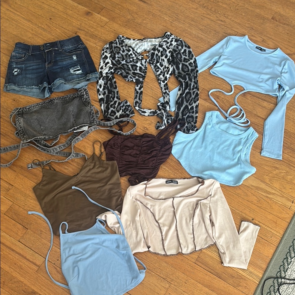 😀3 for $20😀Shein&forever 21  Crop Blouses size s and a pair of size 1 shorts.
